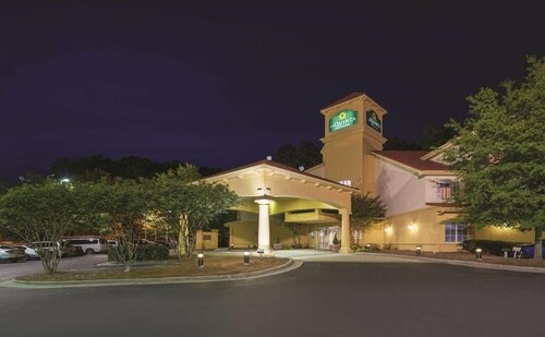 La Quinta Inn & Suites by Wyndham University Area Chapel Hill, Забронировать Отель Чапел-Хилл Raleigh-Durham Metropolitan Area