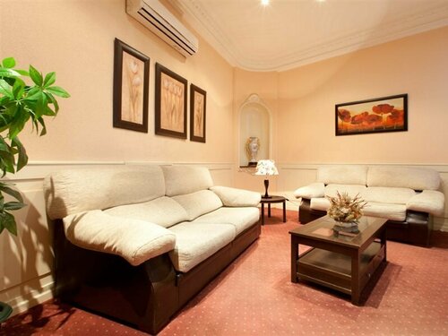 Hostal Condestable, Забронировать Хостел Хостелы Мадрида, рядом с Здание Grassy, Хостел
