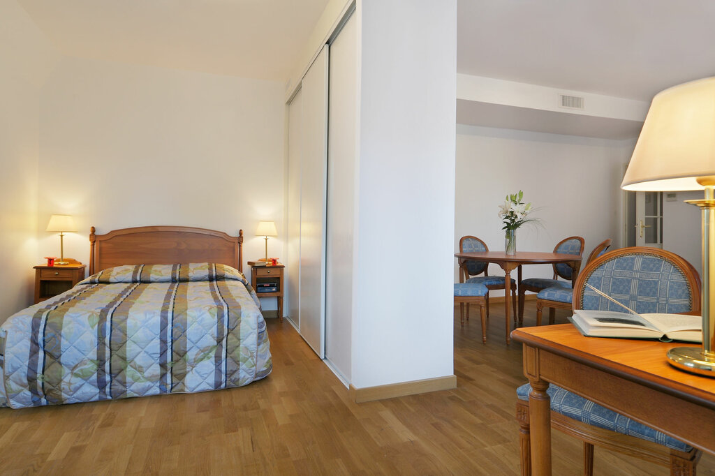 Medicis Burgundy Home