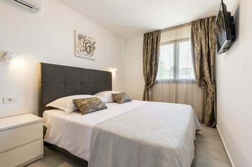 Luxury Rooms Pino, Забронировать Гостевой дом Отели Сплита с бассейном, Бассейн