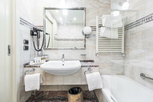 Hotel Delle Nazioni, Забронировать Отель Отели Рима с парковкой, рядом с Santa Maria ai Monti, Парковка