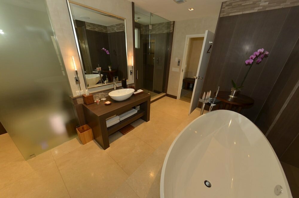 Royal Blues Hotel & Chanson Restaurant