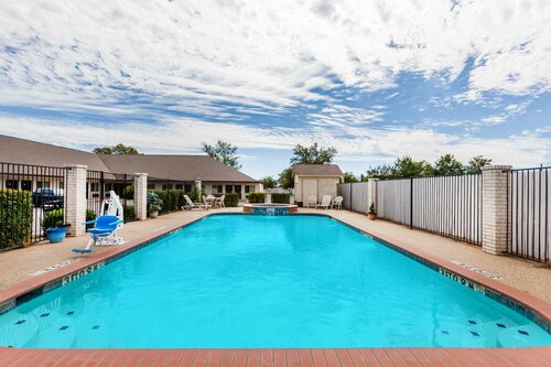 Super 8 by Wyndham Cleburne, Buchen Sie Hotel Cleburne Dallas - Fort Worth und Umgebung