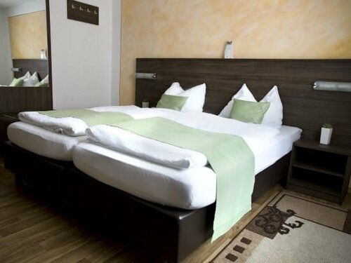 Hotel Garni Goldene Traube, Забронировать Отель Отели в центре Бад-Виндсхайм, в центре