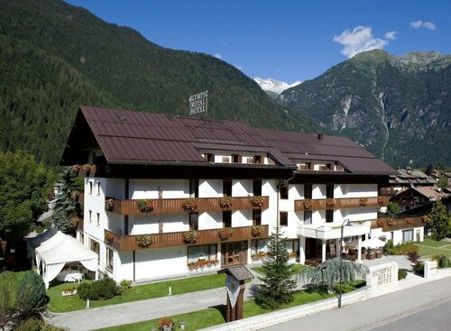 Royal Olympic Hotel, Забронировать Отель Отели Мадонна-ди-Кампильо с парковкой, Парковка