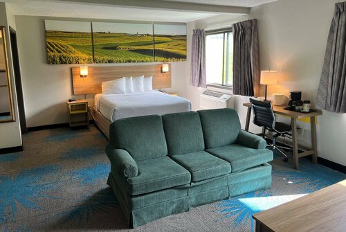 Days Inn & Suites by Wyndham Des Moines Airport