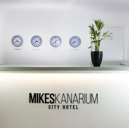 Mikes Kanarium City Hotel, Забронировать Отель Отели Ларнаки с завтраком, рядом с Общественный спортивный комплекс, Завтраки