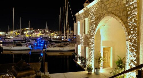 Cesme Marina Konukevi, Забронировать Отель Отели Чешме с парковкой, рядом с Замок Чешме, Парковка