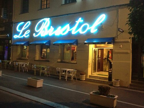 Hotel Le Bristol, Забронировать Отель Валансьен О-де-Франс, рядом с Парк Ронель