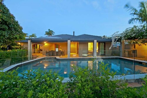 Bal Harbour Broadbeach Waters Holiday Home, Prenota Hotel Hotel a Queensland con parcheggio, Parcheggio