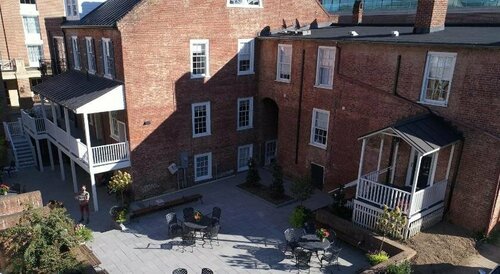 Dinsmore Boutique Inn, Забронировать Бутик-отель Отели Шарлотсвилл с парковкой, рядом с Теннисный центр им. Шеридана Снайдера, Парковка
