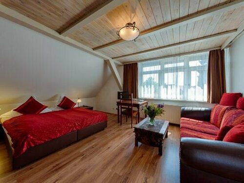 Hotel und Restaurant Landhaus Hönow oHG, Забронировать Отель Хоппегартен Бранденбург