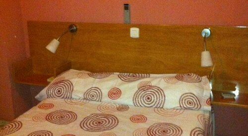 Hostal Neptuno, Забронировать Хостел Недорогие отели Касерес, рядом с Город спорта общества Экстремадуры, недорого