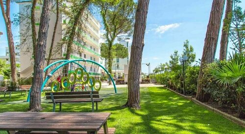 Fabilia Family Resort Milano Marittima, Забронировать Курортный отель Морской Милан Ravenna Area, рядом с Гольф-клуб Adriatic Cervia