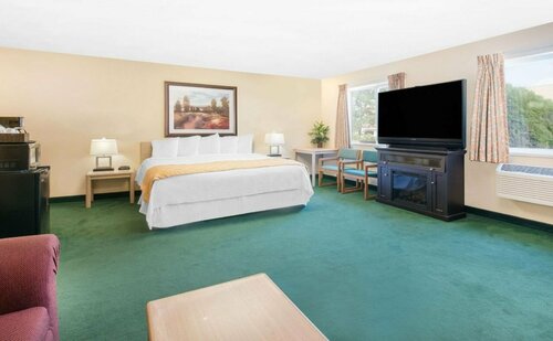 Days Inn & Suites by Wyndham Fargo 19th Ave/Airport Dome, Book Hotel Fargo North Dakota