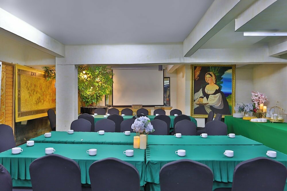 Diamond City Hotel