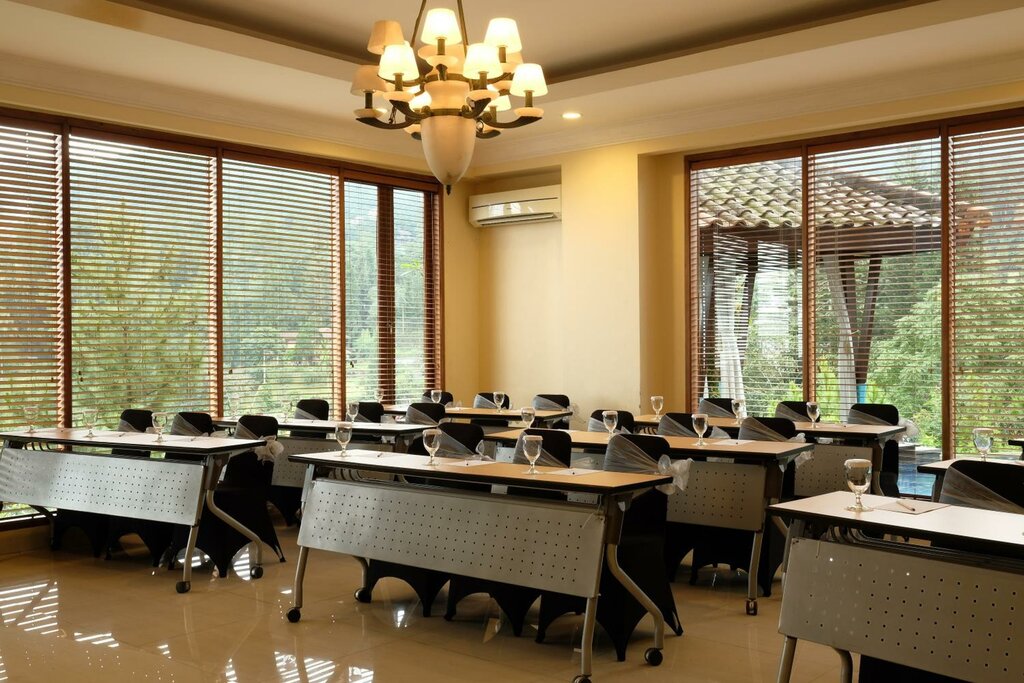 The Grand Hill Bistro Cafe & Resort Hotel