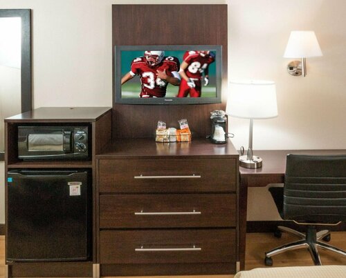 Red Roof Inn PLUS+ Nashville Airport, Забронировать Отель Отели Теннесси с парковкой, Парковка