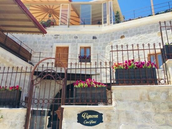 Vigneron Cave Hotel