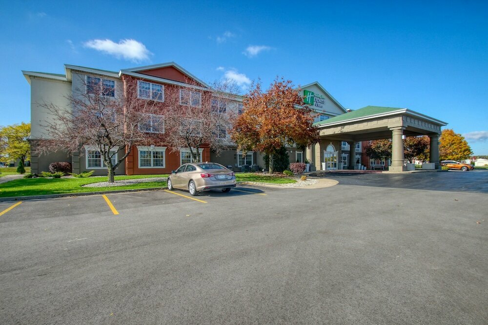 Holiday Inn Express & Suites Oshkosh-Sr 41