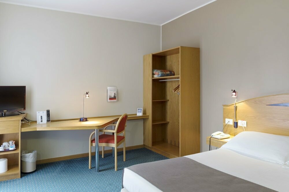 City Hotel & Suites