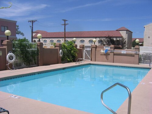 Hawthorn Suites by Wyndham Albuquerque, Забронировать Отель Альбукерке Нью-Мексико, рядом с The Pit