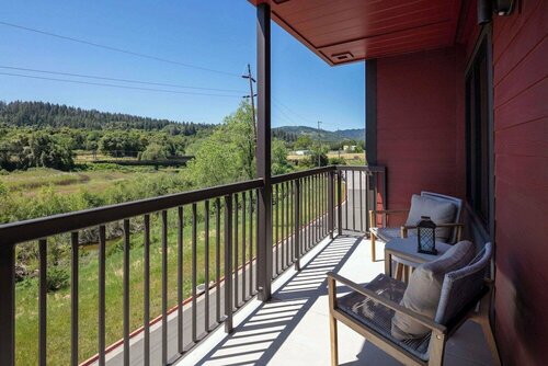 Wyndham Garden Redwood Valley/Ukiah, Varaa Hotelli Hotellit Redwood Valley uima-altaalla, Uima-allas