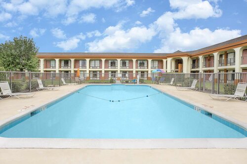 Days Inn Carmel Church, Book Hotel Hoteller i Virginia med parkering, Parkering