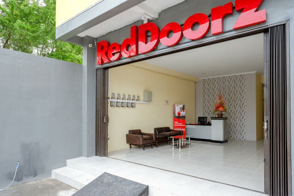 RedDoorz near De Tjolomadoe