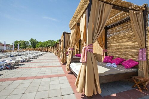 Flamingo Resort, Забронировать Курортный отель Отели Палилула с бассейном, Бассейн