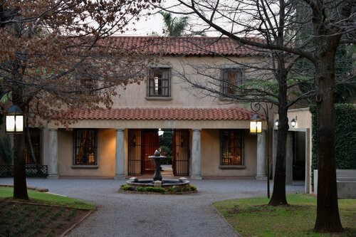 AM Milner, Book Hotel Waterkloof Glen 