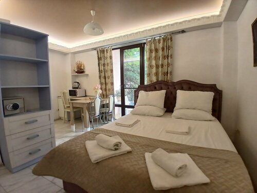 Семья / Guest House Semya, Забронировать Апартаменты/квартира Отели Феодосии с парковкой, рядом с Башня Константина, Парковка