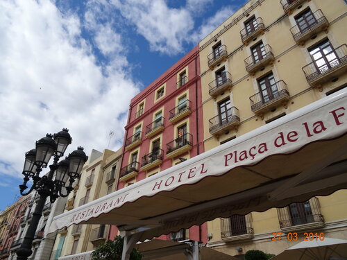Plaça De La Font, Забронировать Отель Отели и гостиницы Таррагоны, рядом с Туристическое бюро города Таррагона, Отель