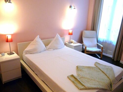 Hostal Pizarro, Забронировать Хостел Хостелы Мадрида, рядом с Здание Grassy, Хостел