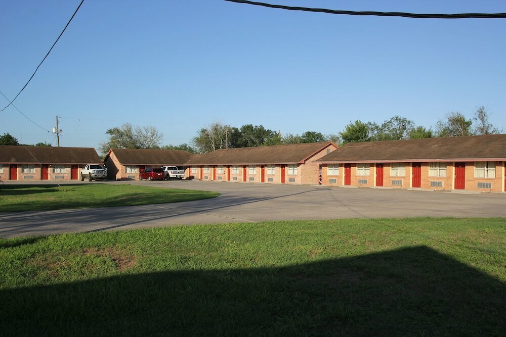 Lakeside Inn & Suites by OYO Mathis I 37