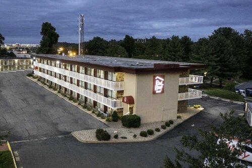 Red Roof Inn Charlottesville, Забронировать Отель Отели Шарлотсвилл с бассейном, Бассейн