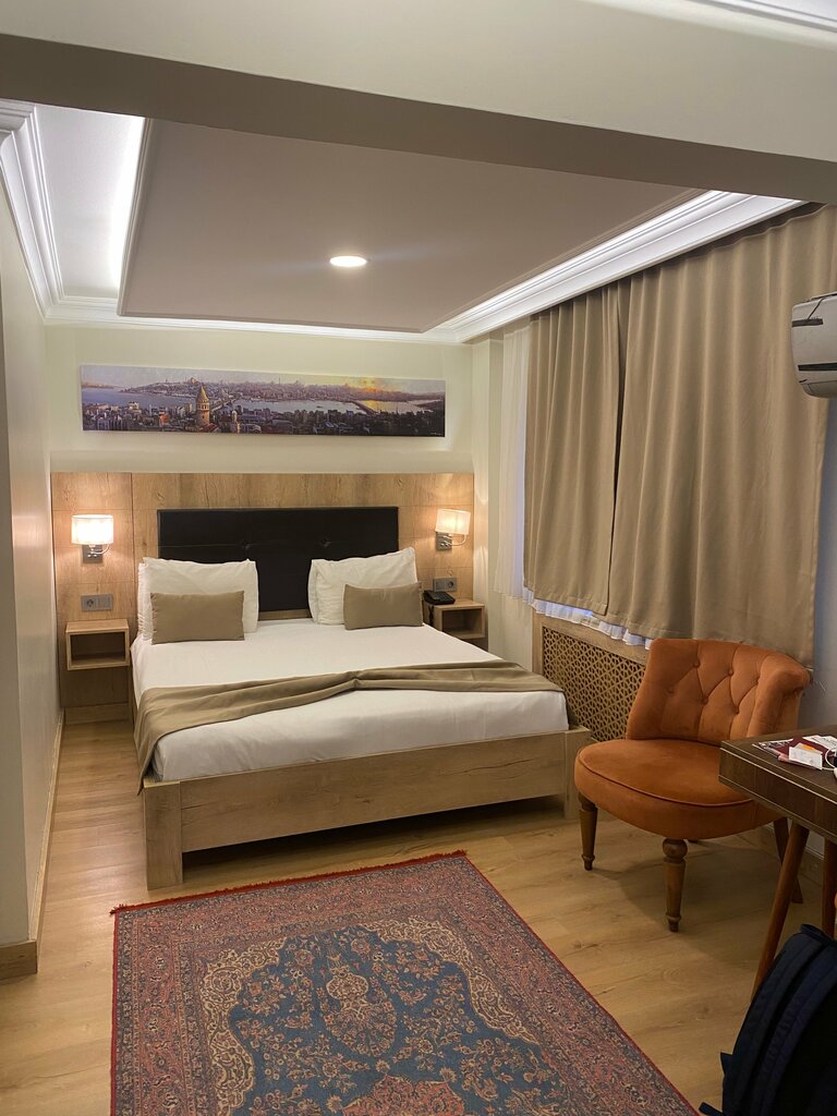 Porta Romanos Hotel