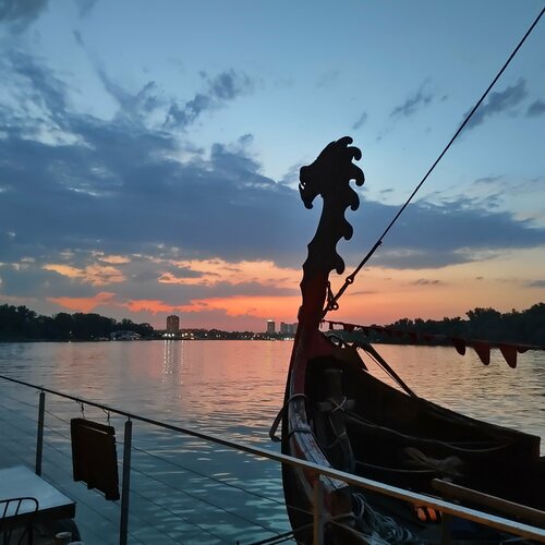 ArkaBarka Floating Hostel, Забронировать Апартаменты/квартира Отели Центральной Сербии с парковкой, Парковка