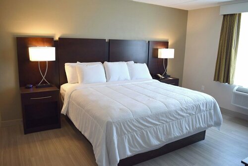 BridgePointe Hotel & Marina, Забронировать Отель Отели Нью-Берн с парковкой, рядом с Исторический музей дворца Трион в Северной Каролине, Парковка