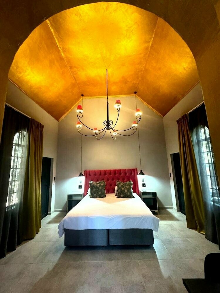 Shangri-La Country Hotel & Spa