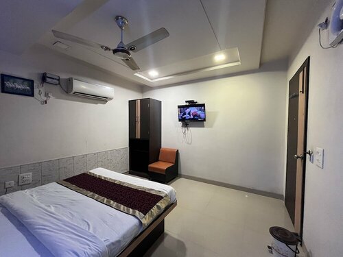 OYO 10414 Hotel Tushar Residency, Забронировать Отель Отели штата Уттар-Прадеша с парковкой, Парковка