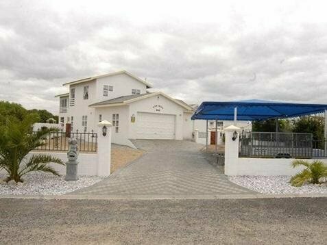 Makarios B&B, Забронировать Отель «постель и завтрак» Отели Лангебан с парковкой, рядом с Гольф-клуб Langebaan, Парковка