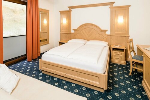 Hotel Almina, Забронировать Курортный отель Отели Бреннера с бассейном, Бассейн