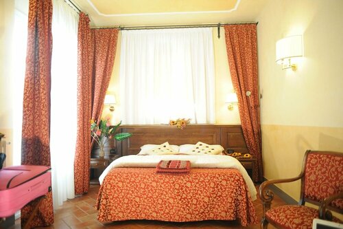 Hotel California, Забронировать Отель Отели Флоренции с парковкой, рядом с Кафедральный собор Санта-Мария-дель-Фьоре, Парковка