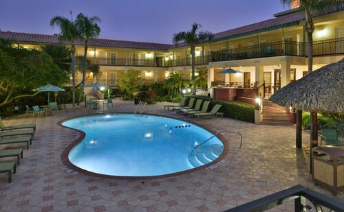 Red Roof Inn PLUS & Suites Tampa, Забронировать Отель Отели Тампа с бассейном, рядом с Онкологический центр имени Моффитта, Бассейн