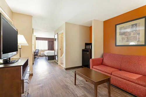 Best Western Inn & Suites New Braunfels, Забронировать Отель Нью-Браунфелс Greater San Antonio, рядом с Общество охраны природных ресурсов Нью-Браунфелса