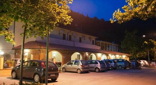 Albergo Magrini della Genga, Rezerwuj Hotel Hotele w Romagna z parkingiem, Parking