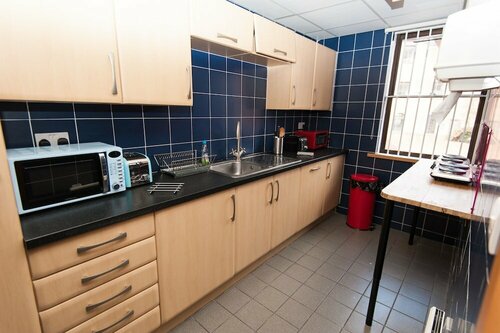 Russell Scott Backpackers Hostel, Забронировать Хостел Отели Лидса с завтраком, рядом с Парк Mandela Gardens, Завтраки