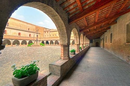 Hotel La Foresteria, Забронировать Отель Abbadia di Fiastra Марке