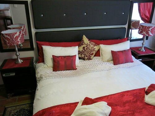 A Cherry Lane Self Catering and B&B, Rezerwuj Bed and Breakfast Hotele w Bloemfontein z Basenem, Basen